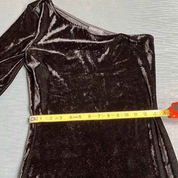 Crushed black velvet one-shouldered body con minidress size medium - Picture 4 of 4